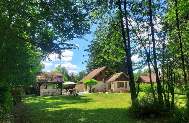 House with swimming pool and private beach on the river 30 minutes from the slopes