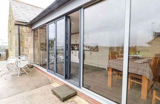 HOUGHTON NORTH FARM COTTAGE, family friendly in Heddon-On-The-Wall