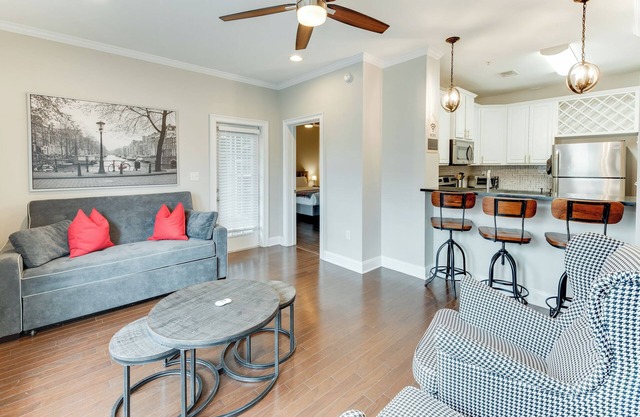 Houndstooth Haven: Cozy 2-Bedroom Condo Walking Distance to Bryant-Denny Stadium with Pool & .