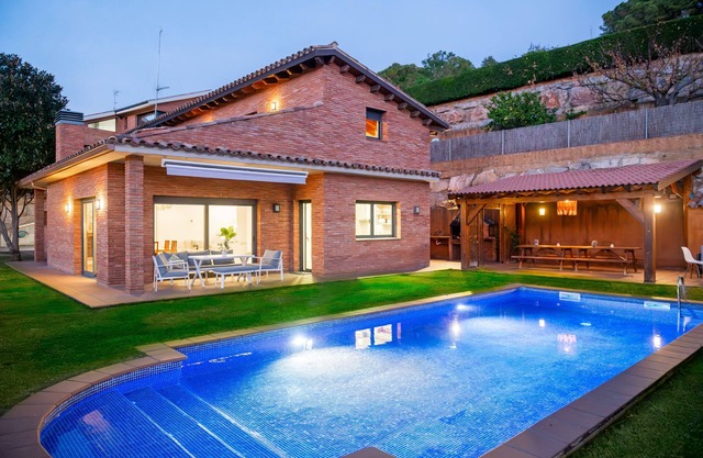 House with jacuzzi near the beach ideal for families