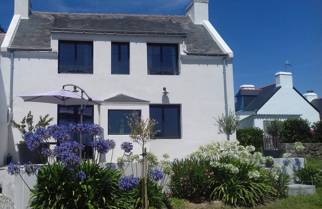 House 1 to 4 people, near beaches and pier. Ideal location