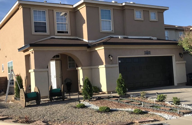 House 3 bd 2.5 bathrooms