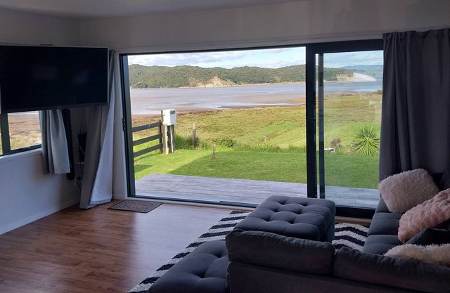 House, 3 min drive to Kāwhia town
