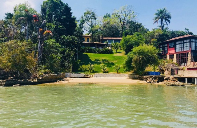 House 3 suites Praia Particular on Ilha do Araujo, overlooking Paraty