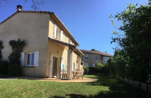 House 5 bedrooms / 9 places in a quiet area 5 minutes walk from the SNCF train station and the city center