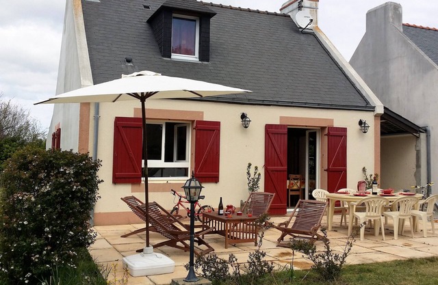 House 8 people in quiet village with enclosed garden