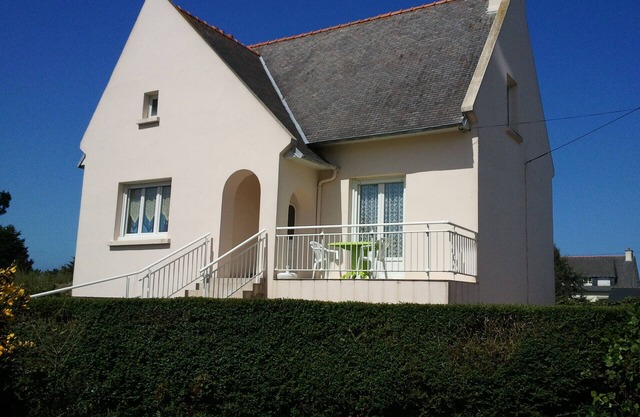 House 800m from the beaches of Beg Leguer, with enclosed garden with trees