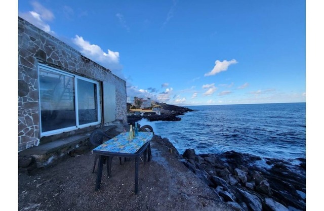 House above the sea. Impressive.