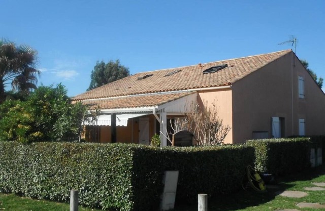 house at the domaine du lac in méze