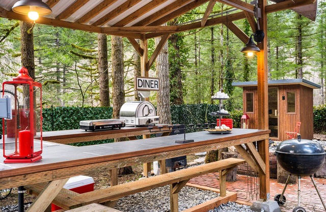 House at the Falls-Cozy Cabin Retreat