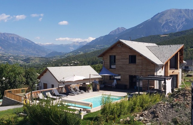 House between Lake and Mountain