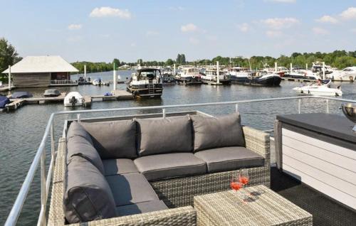 House Boat Athene