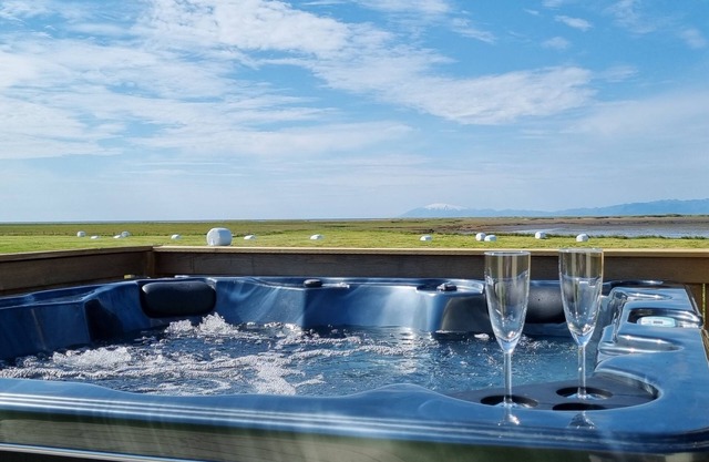 House by the ocean. Hot tub and a mountain view.