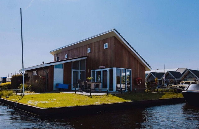 House by Uitgeestermeer with Garden