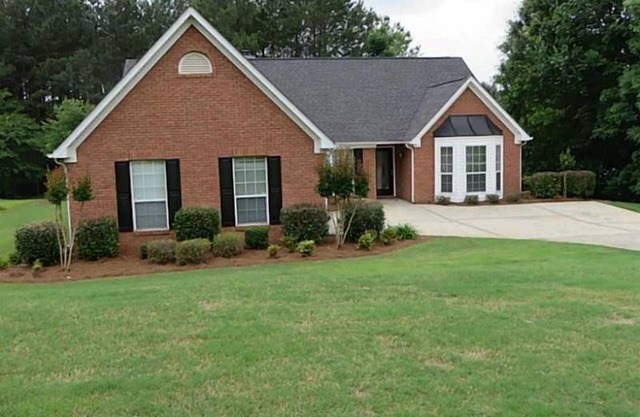 House close to Lake Lanier