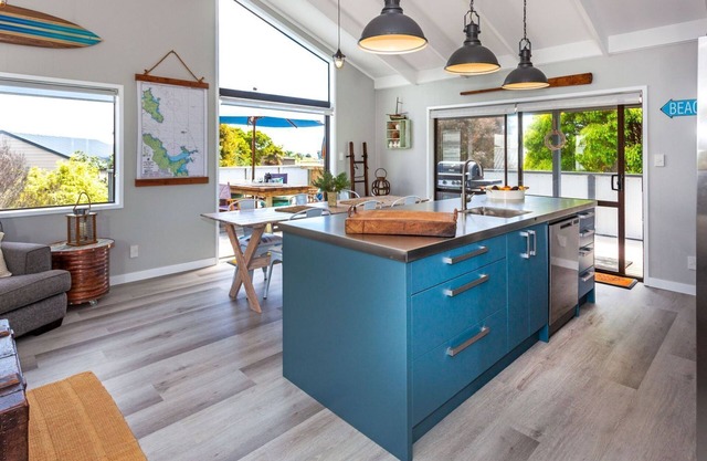 House, decks/living up & down, fully fenced, family friendly 2min to beach