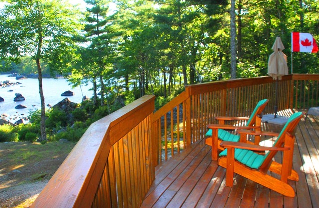 House Eagle Cove - Cottage right on the shore of Ponhook Lake