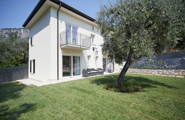 HOUSE FIRST FLOOR LAKE VIEW