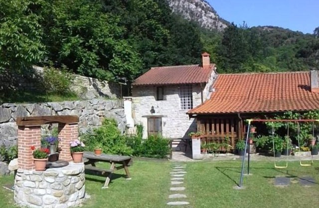 House for 4 pax. Peaks of Europe. Garden, barbecue, parking, swings, free Wifi.