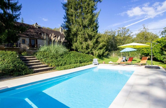House for 8 with heated pool, garden and WiFi in Montignac