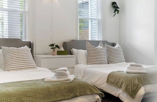 House for Group stays- Near Sheraton & downtown - Office Room