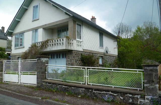 HOUSE OF 100 M2 ON TOTAL BASE. FENCED GARDEN OF 700M2