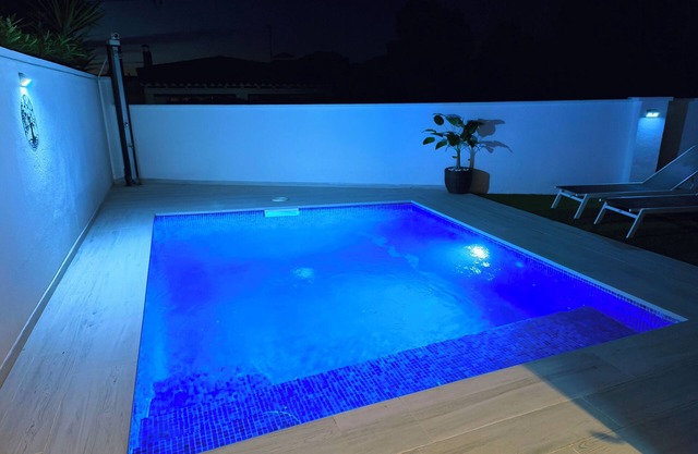 HOUSE GARDEN AND PRIVATE POOL. BOAT RENTAL OPTION