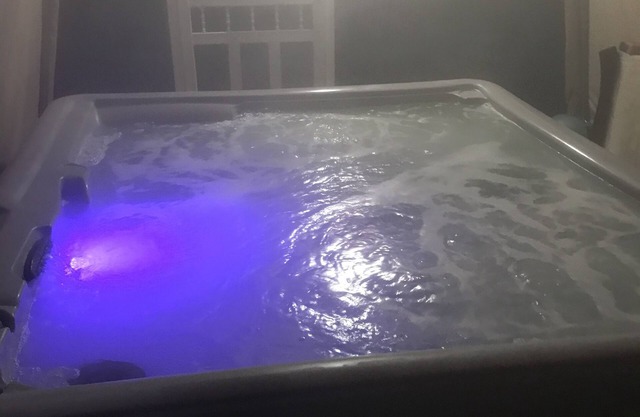 House hot tub, deck 5miles from mount snow 3 miles from town of Wilmington