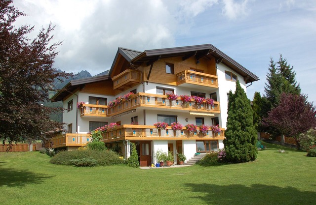 House in a quiet location with a large garden on the edge of the village near the Reutten cable cars