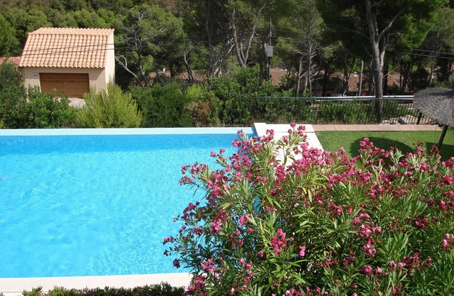 House in a residence with swimming pool 800m from Sa Tuna beach