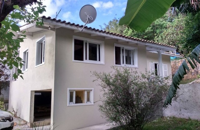 House in Barra da Lagoa, 800m from Mole Beach, for up to 04 people