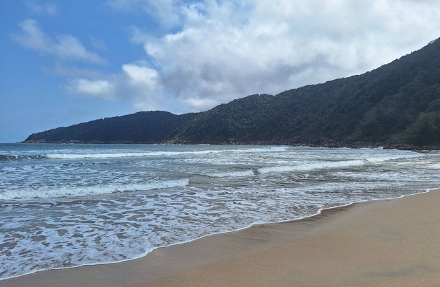 House in Guaiuba Beach-Guarujá, Barbecue + swimming pool (children's/adult/hydro)