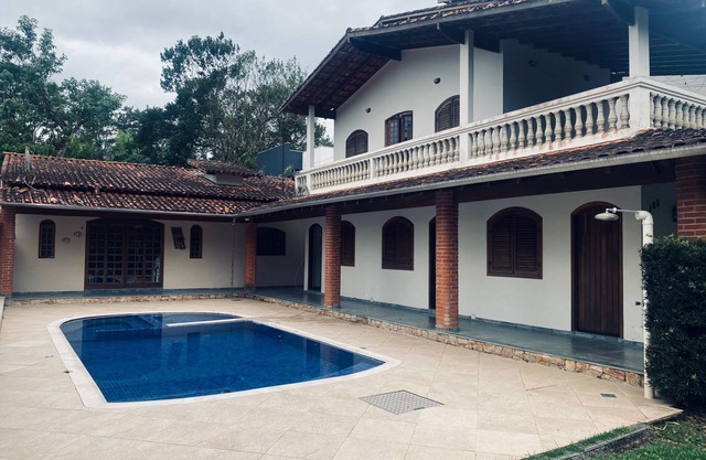 House in high standard gated community with natural waterfalls, 1km from the beach