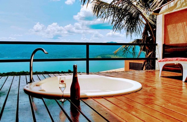 House in Ilhabela with jacuzzi and sea view! Beaches, trails and waterfalls