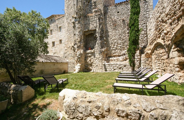 House in listed village with garden and jacuzzi