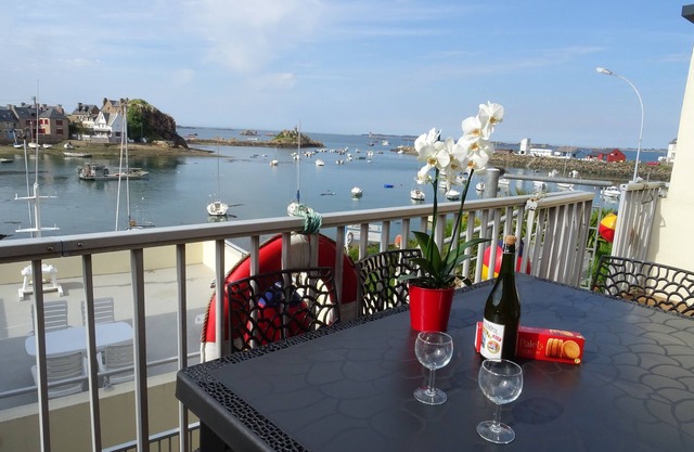 House in Loguivy harbour, direct sea view
