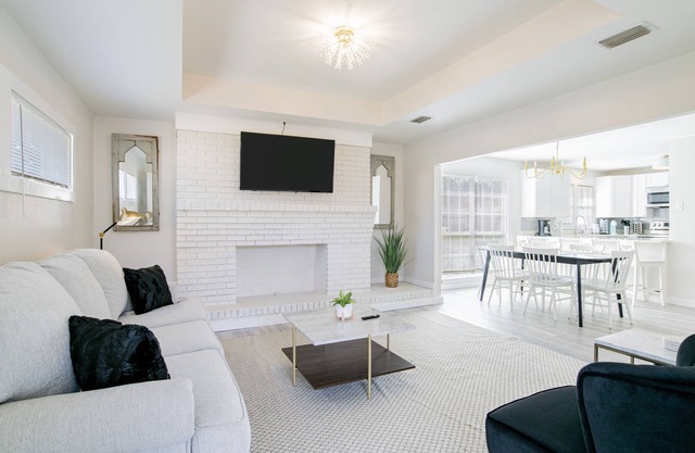 House in Mobile Newly Renovated! Quiet street & centrally located to interstate!