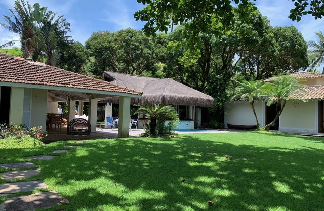 House in Praia da Armação, standing on the sand in Ihabela.