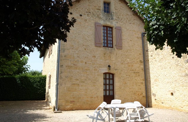 House in Proissans: Comfort, Enclosed Courtyard, Near Sarlat