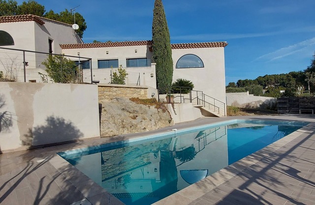 House in Provence, sleeps 8, with swimming pool and lovely view of pond.
