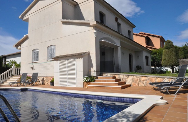 House in Roda de Berà, with private pool and tennis court!