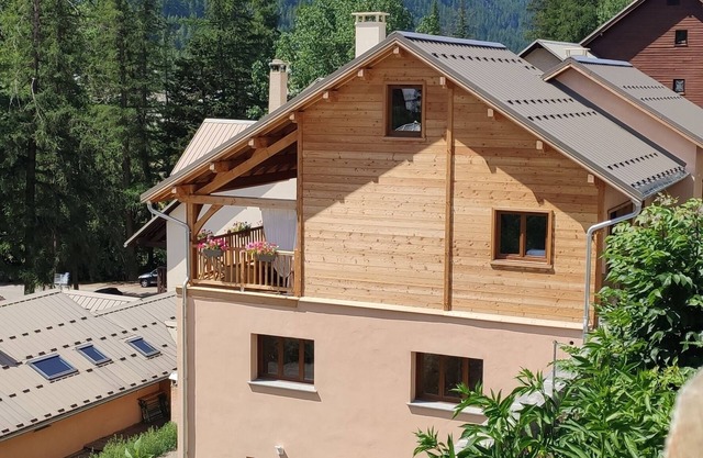 House in the heart of the village of Aiguilles. Ideal for exploring the Queyras