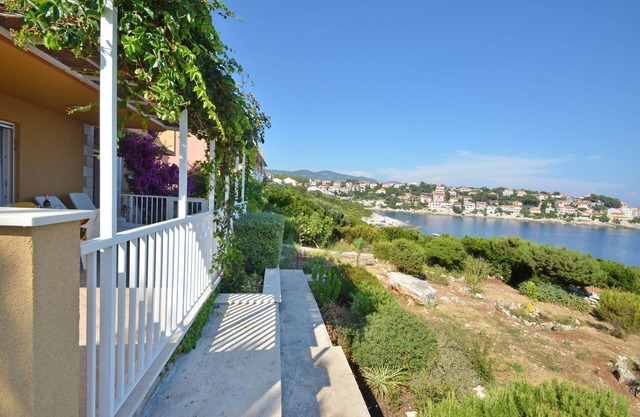 House Julije (53101-K1) - Zavalatica