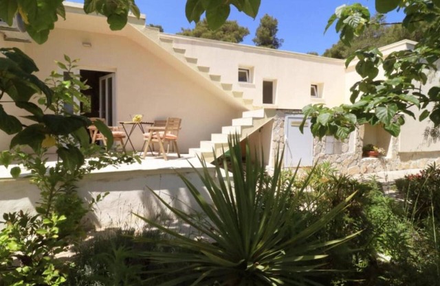 House Leta Cozy Hideaway with Pool - Four Bedroom Holiday Home with Pool