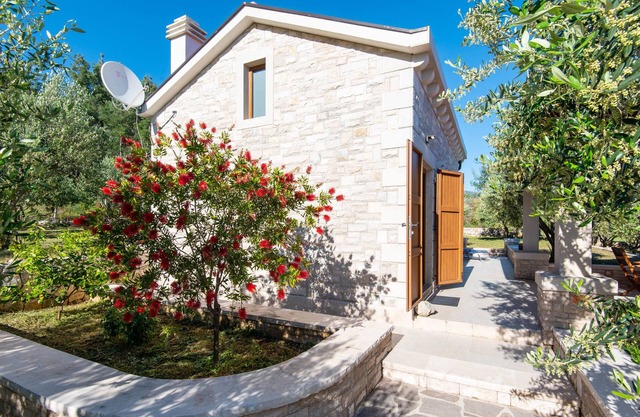 House Little Stone House (21523-K1) - Orebic