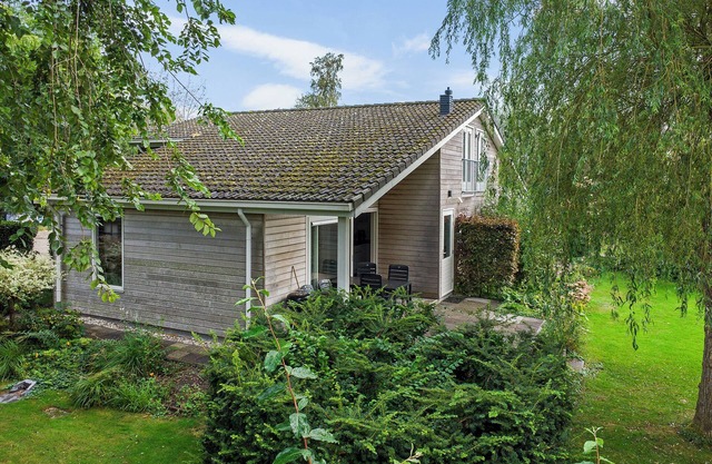 House Mosk with large garden facing south, near lake.