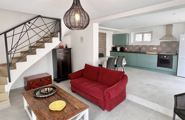 House near the city center, beaches and train station. Sea view, large terrace.