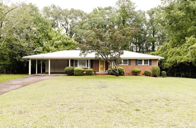 House Near UGA Campus & Downtown, w/Large Backyard