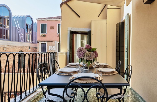House of Guardians - Bright Apartment for 6 with Wonderful Terrace
