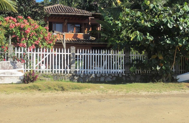 House of the Arts - Right on beach, 4 suites, swimming pool, BBQ, Wifi - Only 6kms from Paraty centre.